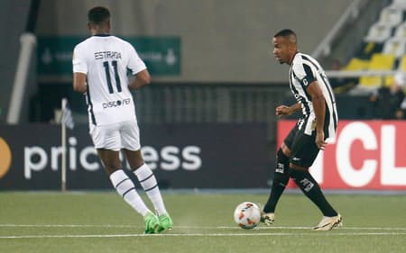 Marlon Freitas e Estrada no duelo entre Botafogo e LDU em 2024 (Foto: Vítor Silva/Botafogo)