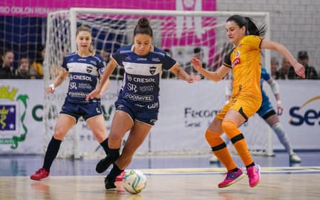 O Stein Cascavel (azul) é tricampeão da Copa Mundo do Futsal Feminina (Divulgação)