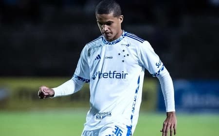 Lateral esquerdo, Kauã Prates, de 16 anos, estreia no Cruzeiro contra o Mushuc Runa (Foto: Gustavo Aleixo/Cruzeiro)