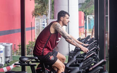 Claudinho faz atividade regenerativa pelo Vitória (Foto: Victor Ferreira / EC Vitória)