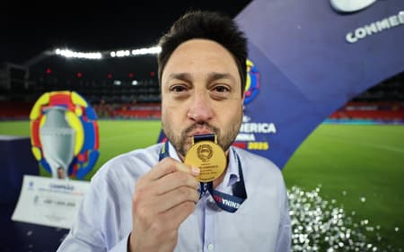 Arthur Elias comemora primeiro título pela Seleção Brasileira. (Lívia Villas Boas / CBF)