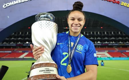 Dudinha, atacante da Seleção Brasileira, comemora título da Copa América Feminina. (Foto: Lívia Villas Boas / CBF)