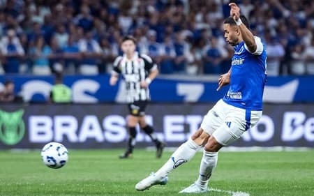 Atacante Wanderson, do Cruzeiro, em jogo contra o Santos (Foto: Gustavo Aleixo/Cruzeiro)