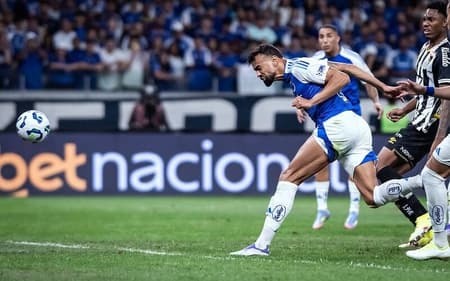 Zagueiro Fabrício Bruno faz o gol do Cruzeiro contra o Santos (Foto: Gustavo Aleixo/Cruzeiro)