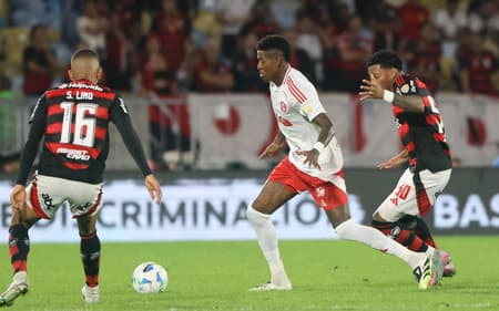 Vitão, zagueiro do Internacional