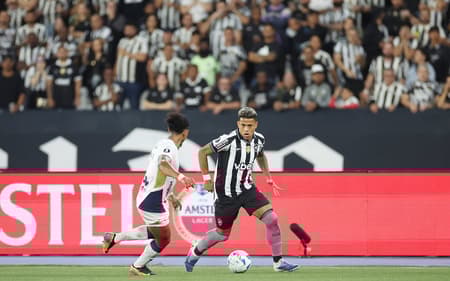 Matheus Martins em ação pelo Botafogo contra a LDU (Foto: Vítor Silva/Botafogo)