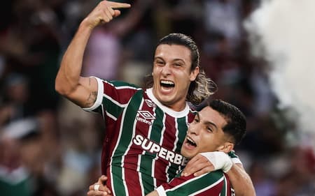 Canobbio e Serna comemoram gol em Fluminense x Fortaleza