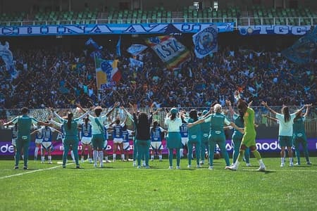 Jogadoras do Cruzeiro comemoram com torcida vaga na semifinal do Brasileiro Feminino (Foto: Gustavo Martins/Cruzeiro)