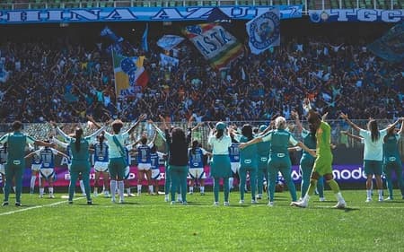 Jogadoras do Cruzeiro comemoram com torcida vaga na semifinal do Brasileiro Feminino (Foto: Gustavo Martins/Cruzeiro)
