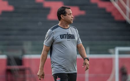 Rodrigo Chagas comanda o Vitória interinamente (Foto: Victor Ferreira / EC Vitória)