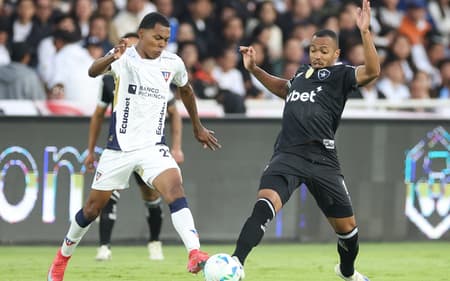 Marlon Freitas em ação no LDU x Botafogo (Foto: Vítor Silva/Botafogo)