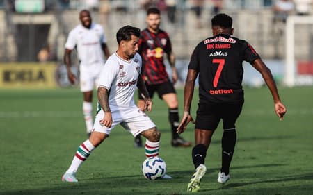 Lucho Acosta em ação no duelo entre Bragantino e Fluminense (Foto: Lucas Merçon/Fluminense)