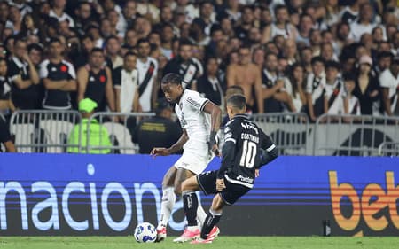 Kaio Pantaleão e Coutinho no duelo entre Vasco e Botafogo (Foto: Vítor Silva/Botafogo)