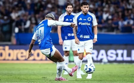 Matheus Pereira, de falta, faz o gol do Cruzeiro contra o São Paulo (Foto: Gustavo Aleixo/Cruzeiro)