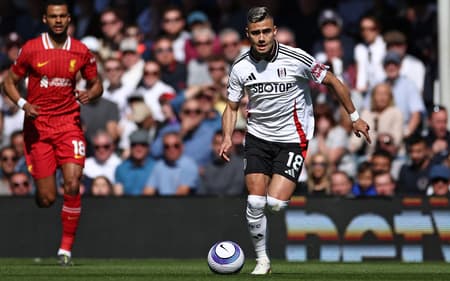 Andreas Pereira em ação em Fulham x Liverpool
