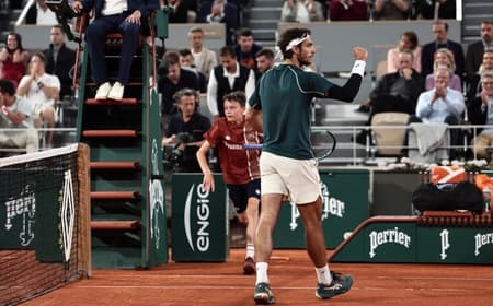 O italiano Lorenzo Musetti na partida contra o espanhol Carlos Alcaraz em Roland Garros (Foto: Thibaud MORITZ / AFP)