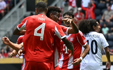 Coman comemora gol do Bayern contra o Auckland (Foto: Paul ELLIS / AFP)