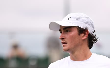 João Fonseca na partida contra o americano Jenson Brooksby em Wimbledon (Foto: HENRY NICHOLLS / AFP)