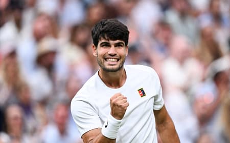 O espanhol Carlos Alcaraz comemora um ponto na vitória sobre o russo Andrey Rublev (Foto: Kirill KUDRYAVTSEV / AFP)