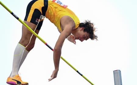 O sueco Armand Duplantis bate, mais uma vez, o recorde mundial do salto com vara (Foto: Attila KISBENEDEK / AFP)