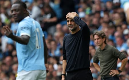 Guardiola leva as mãos à cabeça durante derrota do City para o Tottenham (Foto: Darren Staples / AFP)
