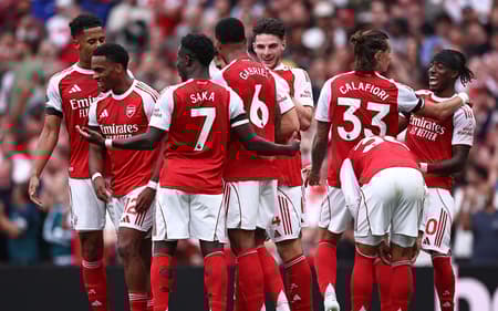 Jogadores do Arsenal comemoram gol contra o Leeds (Foto: HENRY NICHOLLS / AFP)