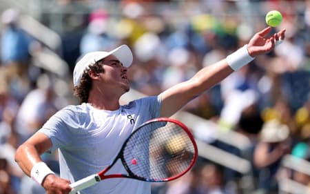João Fonseca saca na derrota para o tcheco Tomas Machac no US Open (FOto: ELSA / GETTY IMAGES NORTH AMERICA / Getty Images via AFP)