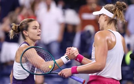 Bia Haddad é cumprimentada pela grega Maria Sakkari (Photo by Mike Stobe / GETTY IMAGES NORTH AMERICA / Getty Images via AFP)