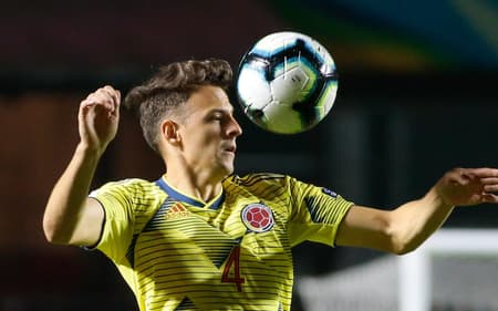 Santiago Arias com a camisa da Colômbia (Foto: Marcello Zambrana/AGIF)
