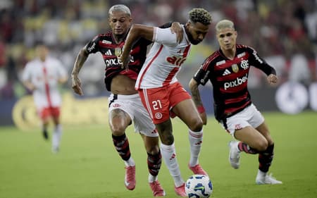 FLAMENGO X INTERNACIONAL - Wesley do Flamengo disputa com Wesley do Internacional durante partida no estádio Maracanã pelo campeonato Brasileiro A 2025. Foto: Alexandre Loureiro/AGIF