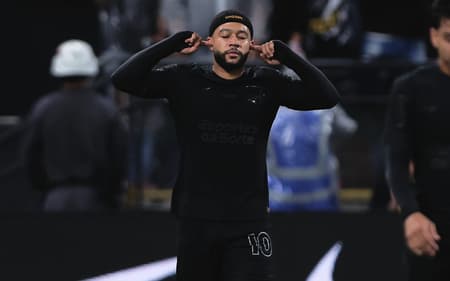 Memphis Depay na vitória do Corinthians sobre o Vasco