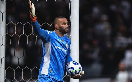Weverton, goleiro do Palmeiras, durante clássico pela Copa do Brasil