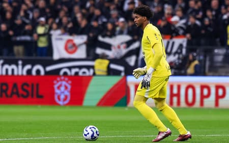 Hugo Souza se defendeu por críticas após Corinthians e Palmeiras