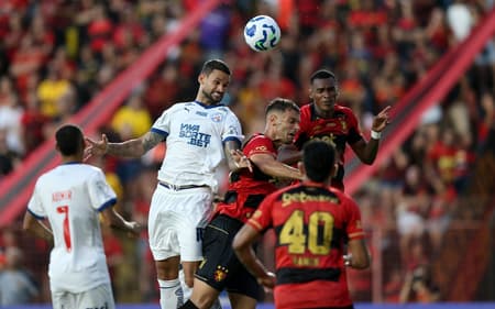 Willian José disputa bola pelo alto (Foto: Marlon Costa/AGIF)