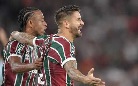 Everaldo comemora gol do Fluminense contra o Grêmio (Foto: Thiago Ribeiro/AGIF)