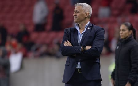 Crespo é elogiado por Arboleda em entrevista após jogo com 'mudança de mentalidade'. (Foto: Maxi Franzoi/AGIF)