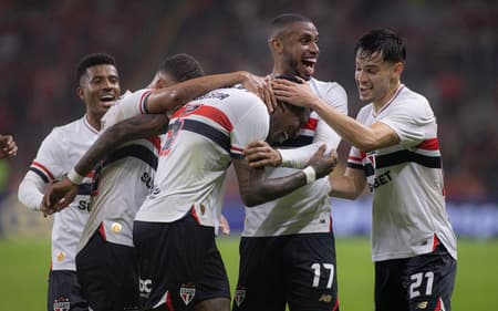 O São Paulo vence o Internacional por 2 a 1, no Beira-Rio, e embala no Brasileirão. (Foto: Maxi Franzoi/AGIF)