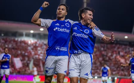 Kaio Jorge e Villalba comemoram gol do Cruzeiro contra o CRB (Foto: Itawi Albuquerque/AGIF)