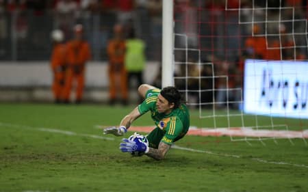 Cássio, do Cruzeiro, defende pênalti de Gegê, do CRB (Foto: Marlon Costa/AGIF)