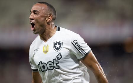 Marçal comemora gol do Botafogo contra o Fortaleza (Foto: Baggio Rodrigues/AGIF)