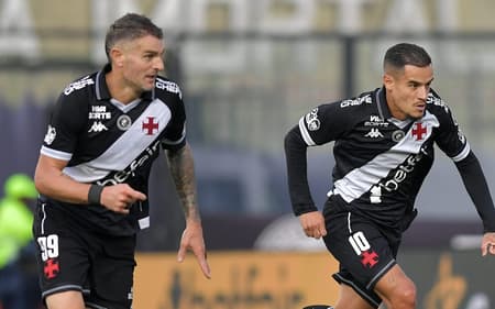 Vegetti e Coutinho em Vasco x Atlético