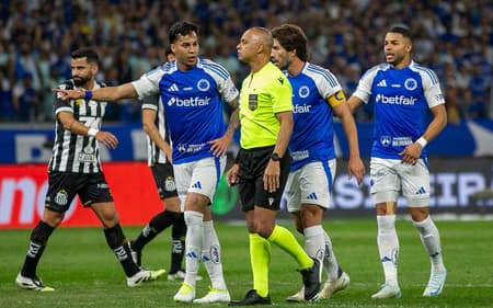 Wilton Pereira Sampaio cercado por jogadores em Cruzeiro x Santos