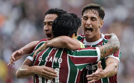 Ganso, Cano e Bernal comemoram gol em Fluminense x Fortaleza