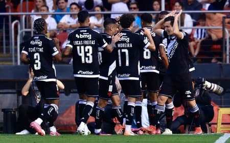 Vasco comemora gol diante do Santos (Foto: Marcello Zambrana/AGIF)