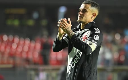Coutinho comemora um dos gols pelo Vasco contra o Santos (Foto: Jota Erre/AGIF)