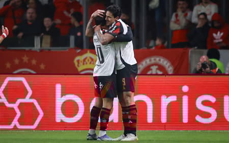 Arrascaeta e Pedro comemoram gol do Flamengo diante do Internacional (Foto: Maxi Franzoi/AGIF)