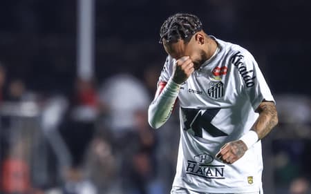 Neymar deixa o gramado chorando após a goleada do Santos diante do Vasco no Morumbis. (Foto: Marcello Zambrana/AGIF)