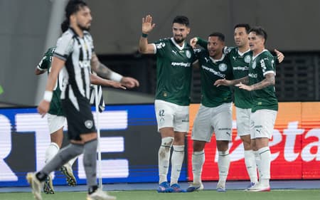 Palmeiras comemora gol de Felipe Anderson contra o Botafogo (Foto: Jorge Rodrigues/AGIF)