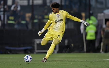 Hugo Souza acumula 40 jogos pelo Corinthians nesta temporada. (Foto: Thiago Ribeiro/AGIF)