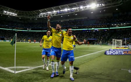 Palmeiras comemora gol diante do Sport (Foto: Marlon Costa/AGIF)